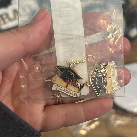 Graduation supplies - Picture 7 of 9